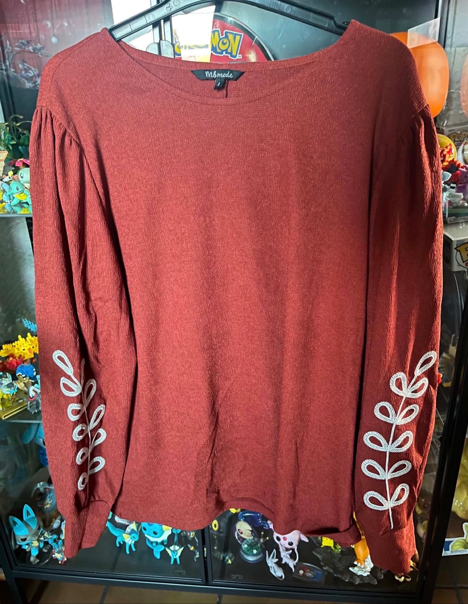 MS Mode : pull léger avec détail broderie sur les manches